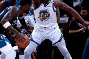 关于关键时刻NBA季后赛焦点战；俄克拉荷马雷霆官宣签约；更衣室稳定；更衣室氛围转暖的信息-电竞竞猜